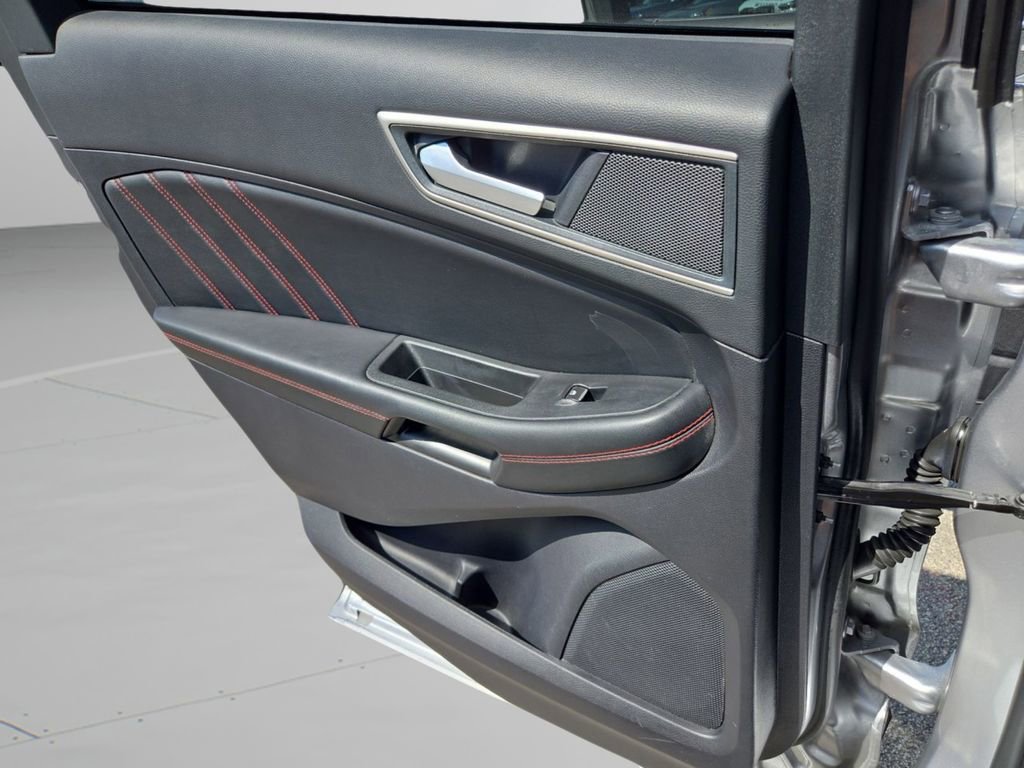 Used 2021 Ford Edge ST-Line image 17