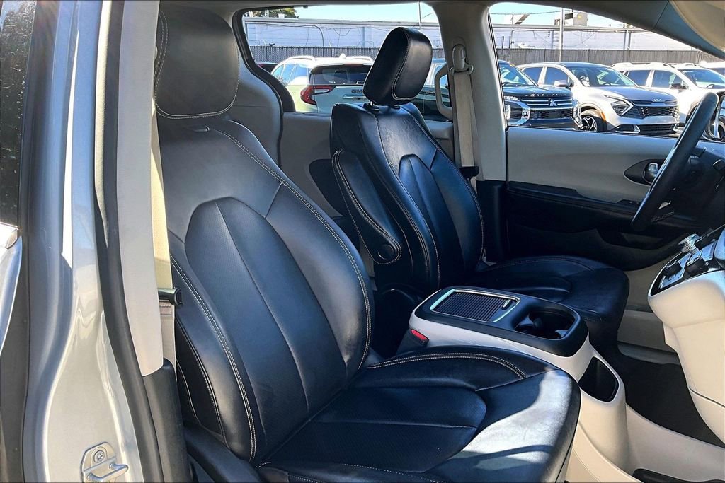 Used 2024 Chrysler Pacifica Touring-L image 28