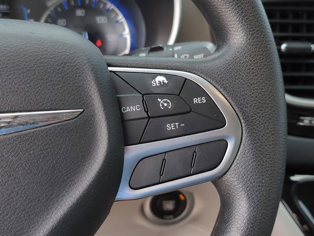 Used 2017 Chrysler Pacifica Touring w/ Tire & Wheel Group FWD image 25
