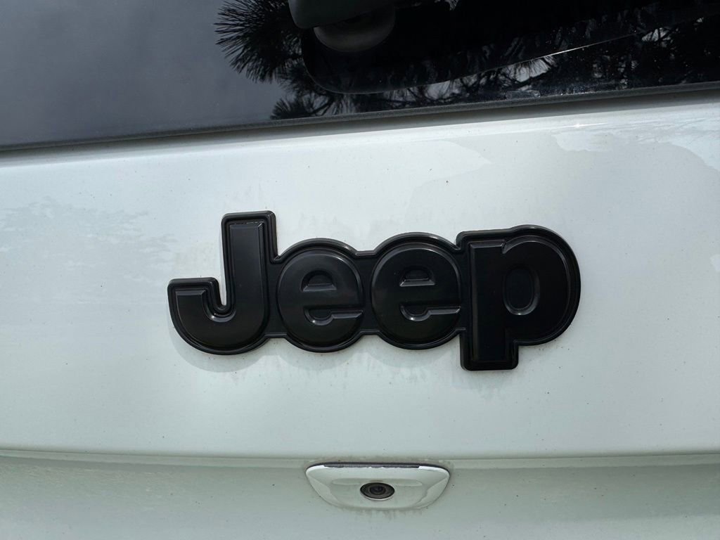 Used 2018 Jeep Cherokee Latitude w/ Altitude Package FWD image 9