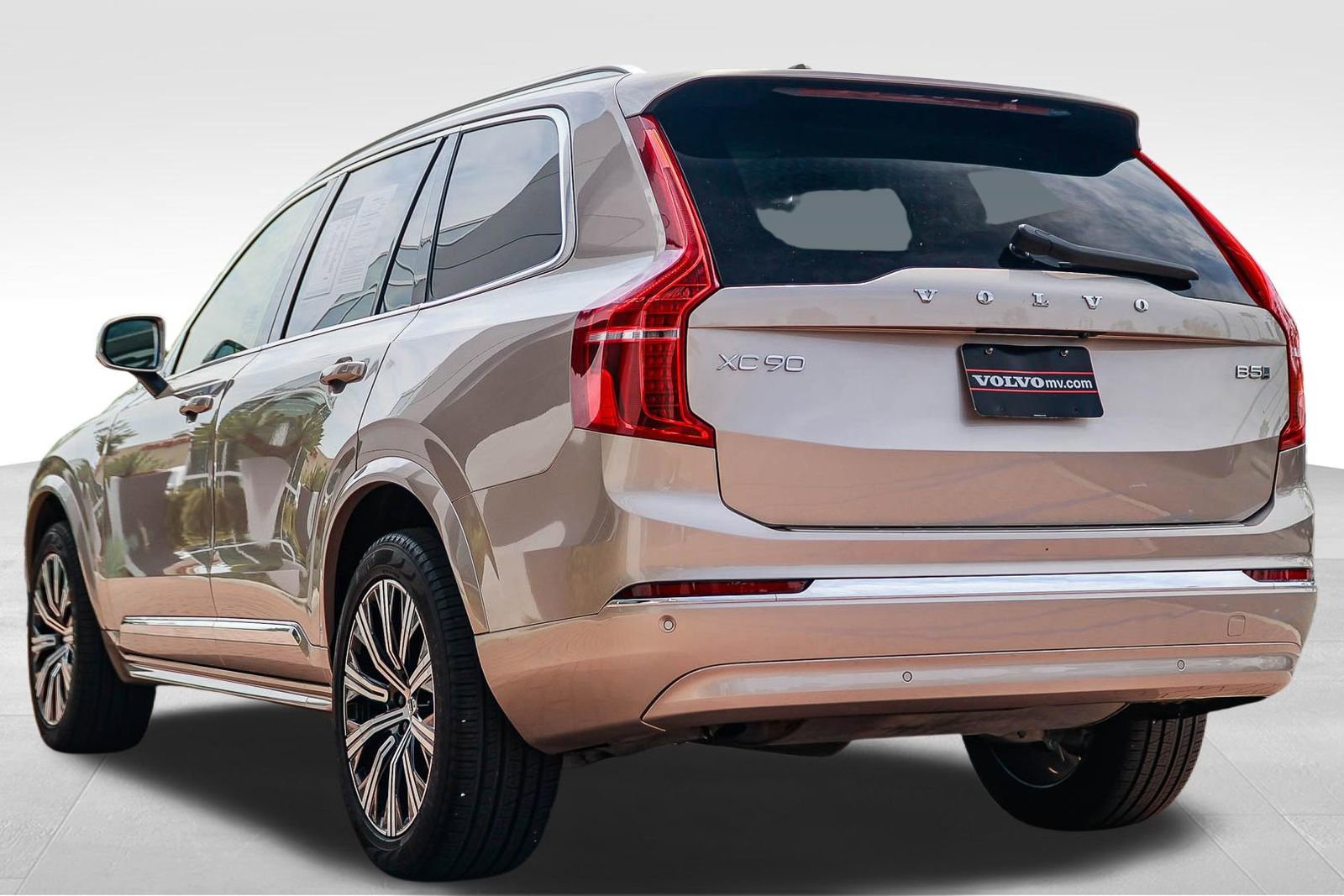 Used 2024 Volvo XC90 B5 Core w/ Protection Package Premier image 5