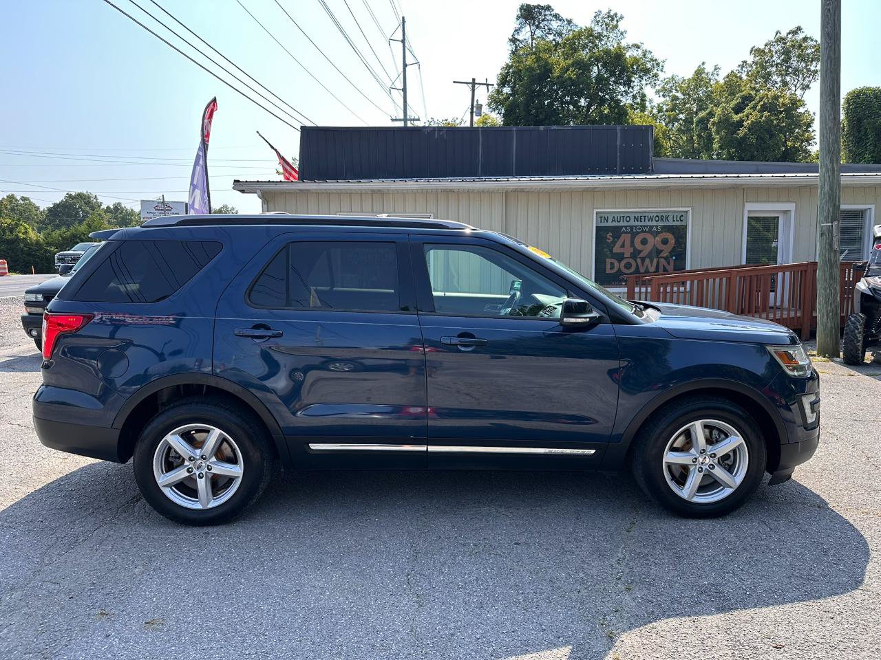 Used 2017 Ford Explorer XLT FWD image 4