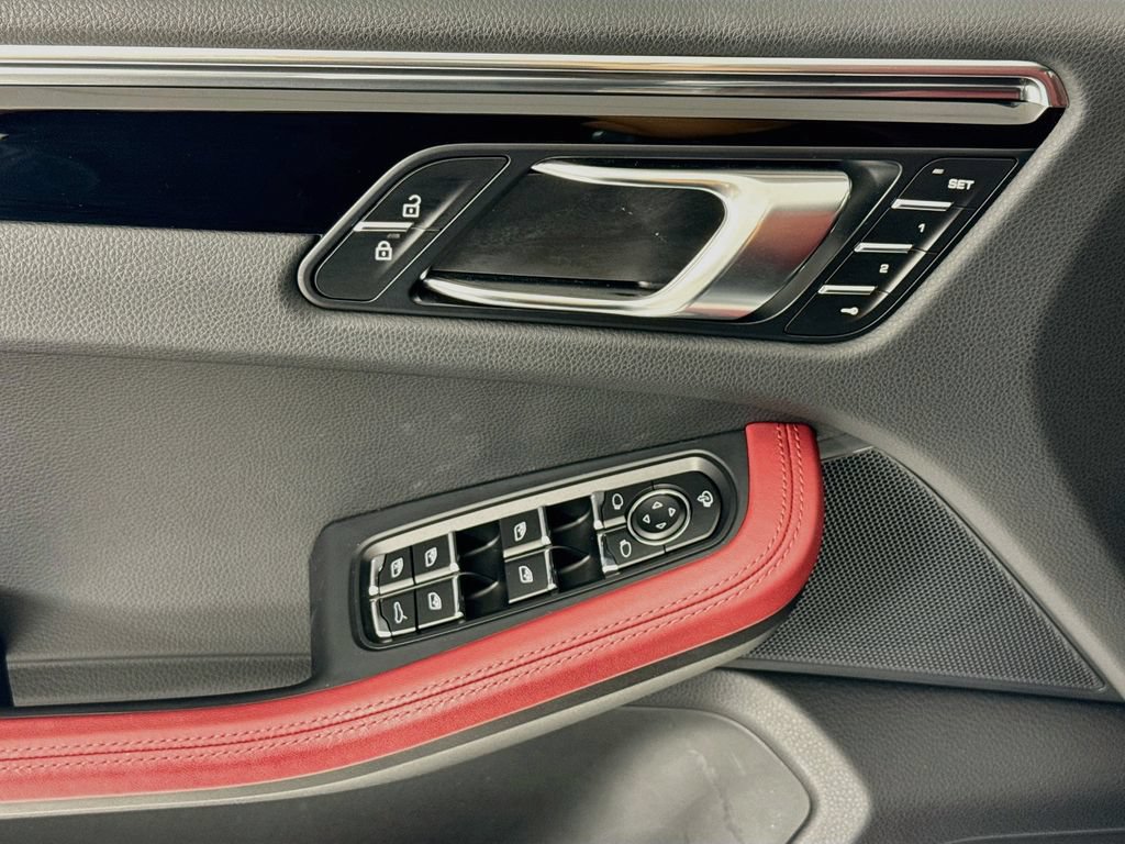 Certified 2025 Porsche Macan AWD/4WD image 11