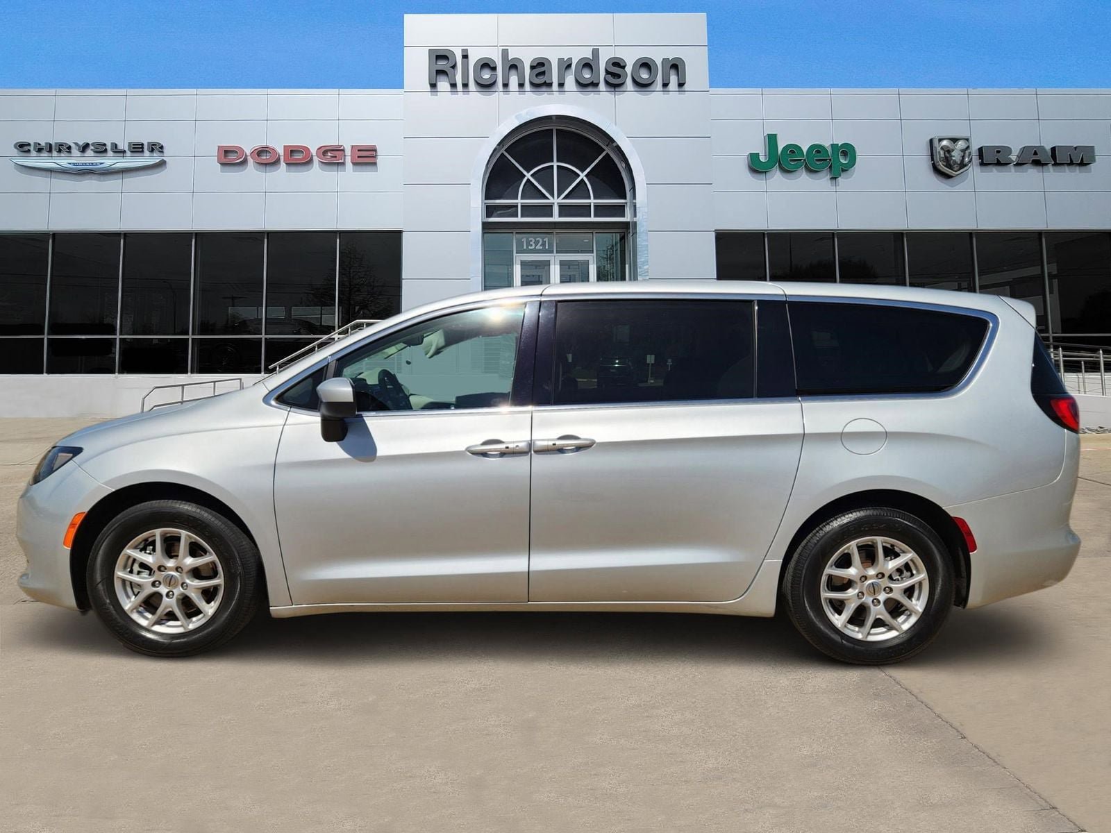 Used 2023 Chrysler Voyager LX image 3