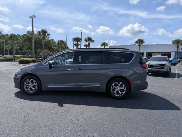 Used 2023 Chrysler Pacifica Limited FWD image 6