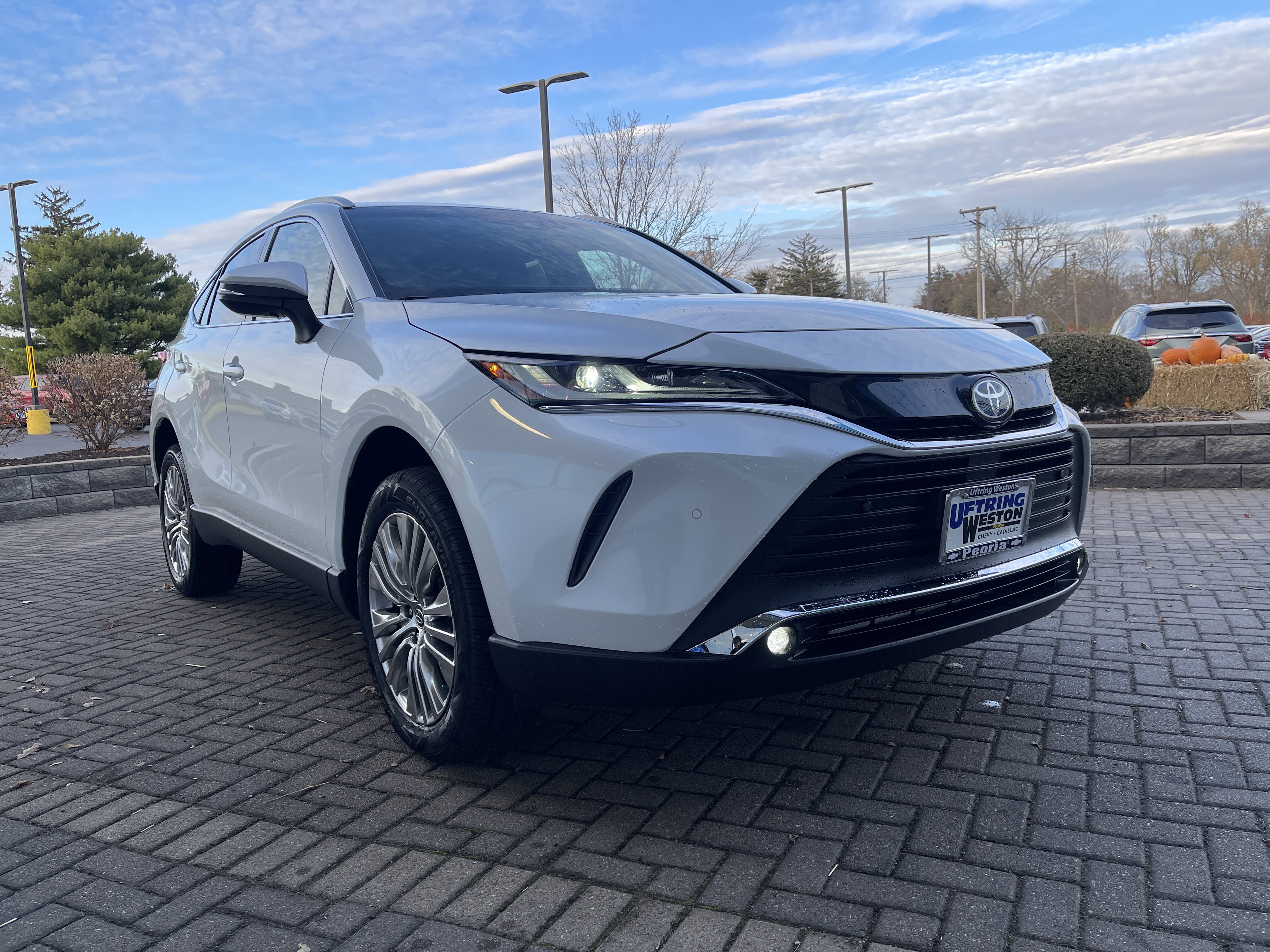 Used 2023 Toyota Venza XLE image 7