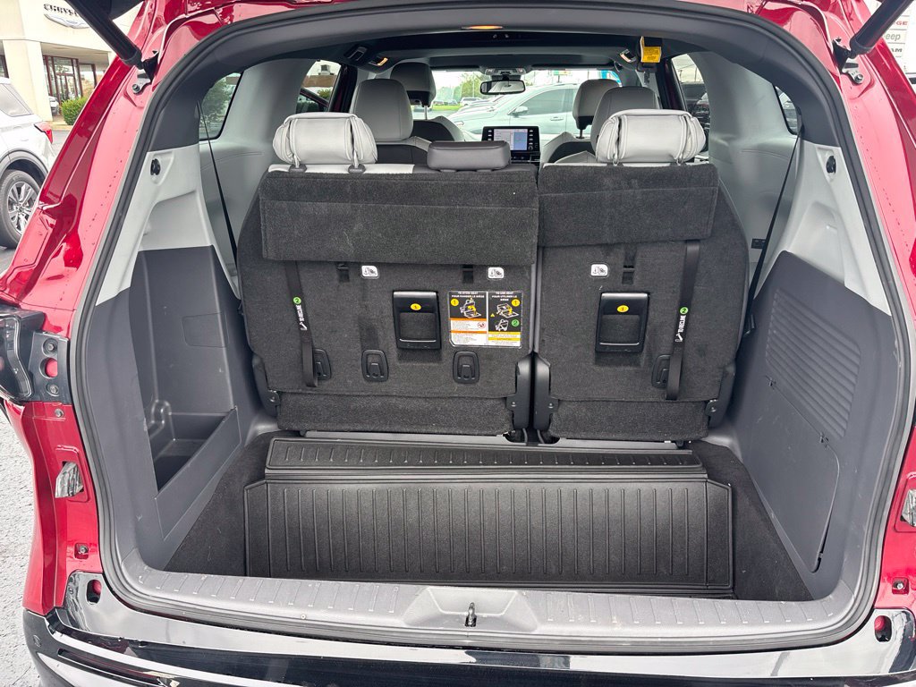 Used 2021 Toyota Sienna XSE FWD image 28
