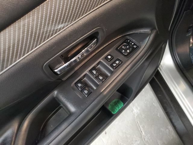 Used 2020 Mitsubishi Outlander ES AWD/4WD image 13