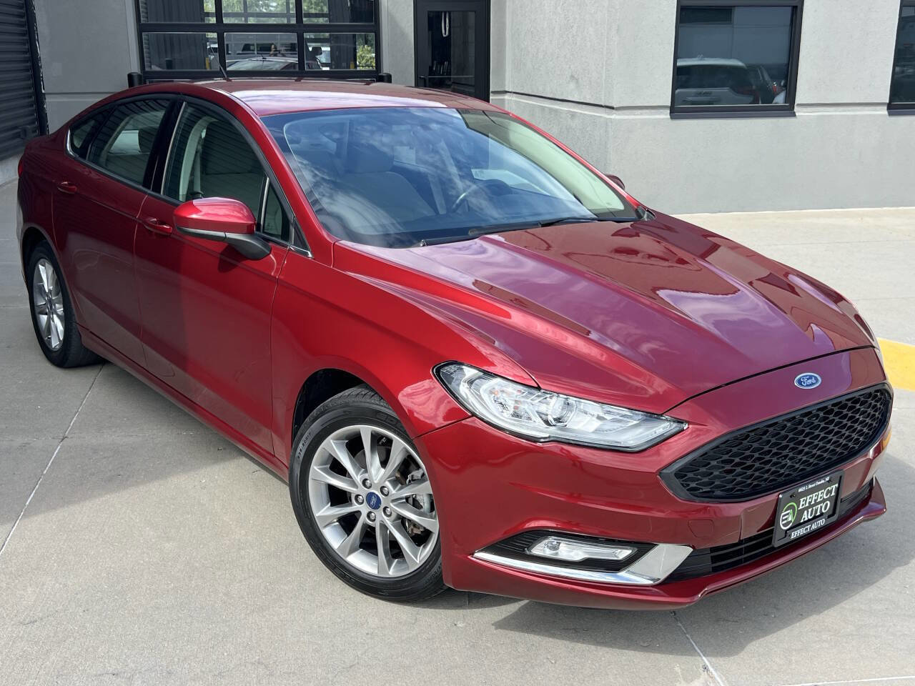 Used 2017 Ford Fusion SE FWD image 6