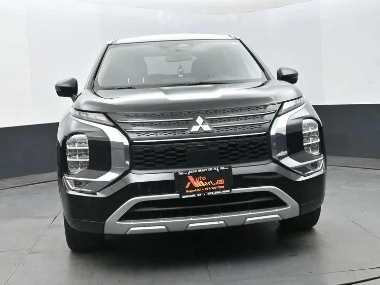 Used 2024 Mitsubishi Outlander FWD image 3