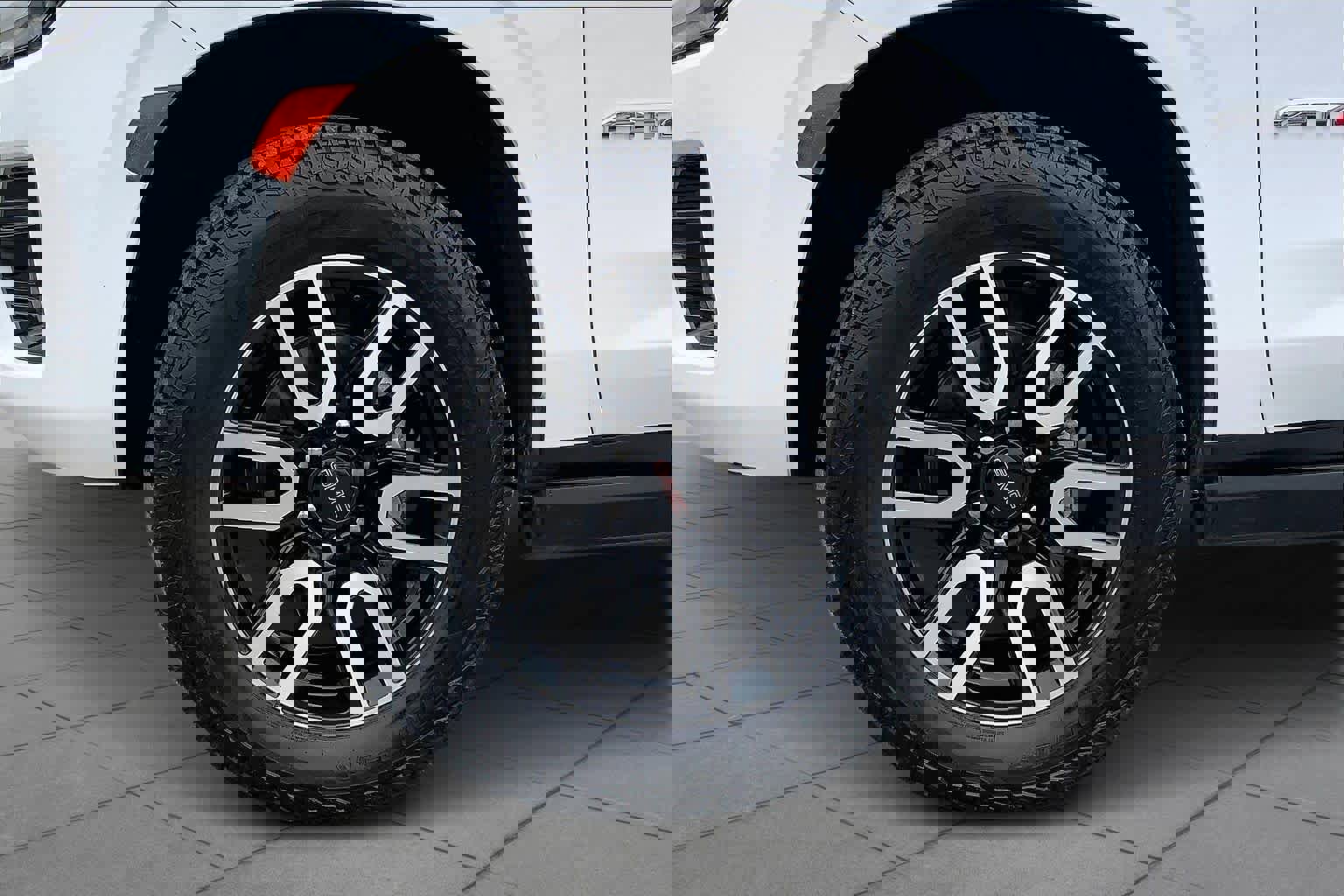 Used 2024 GMC Yukon AT4 w/ Technology Package image 11