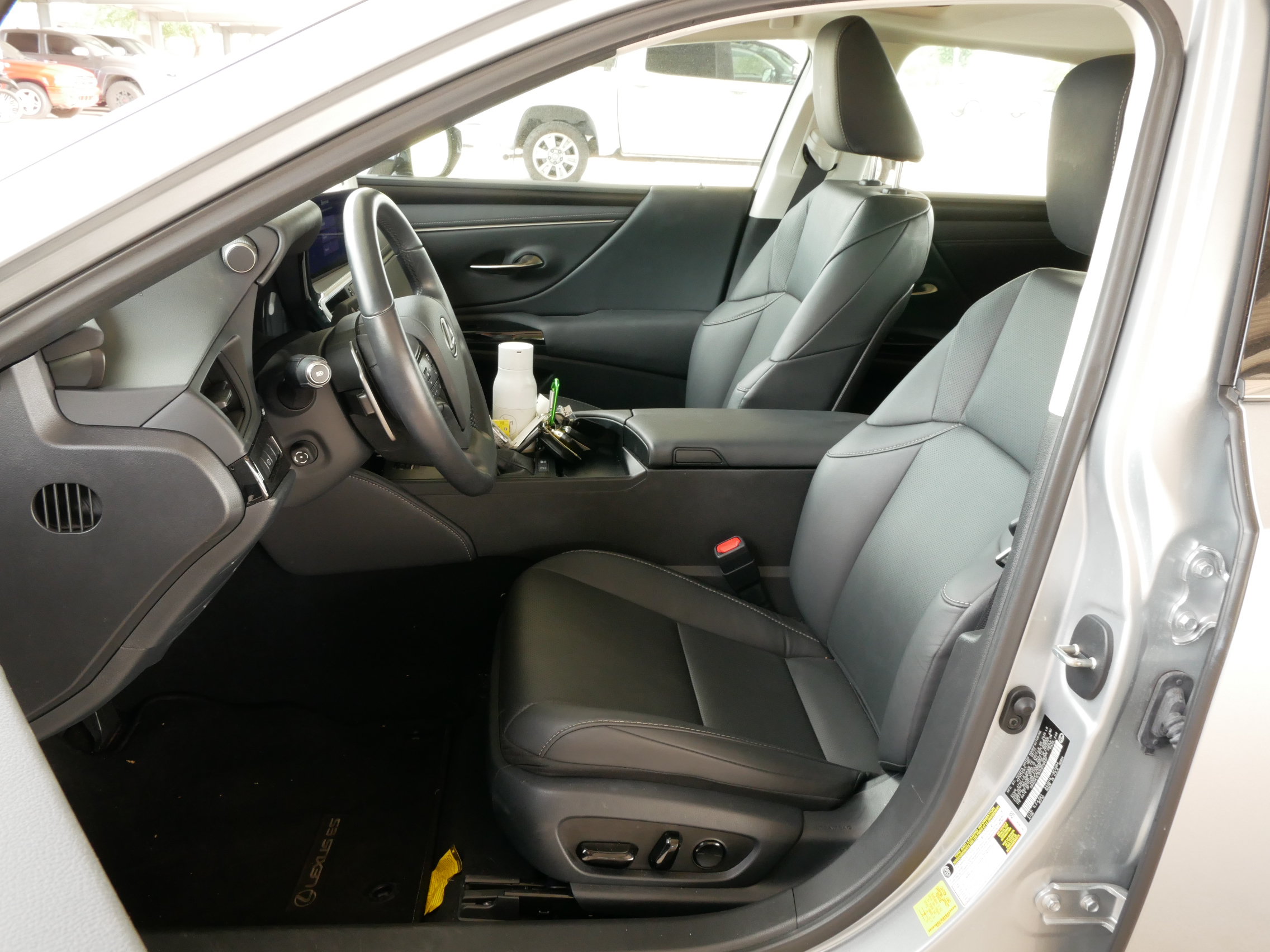 Used 2025 Lexus ES 300h w/ Premium Package FWD image 2