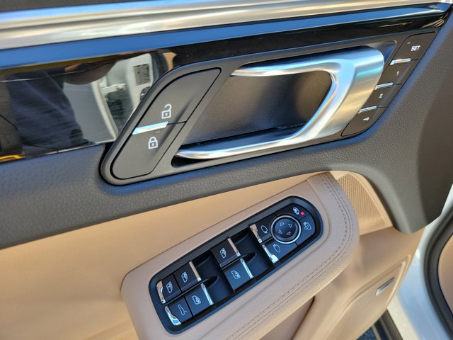 Certified 2020 Porsche Macan AWD/4WD image 25