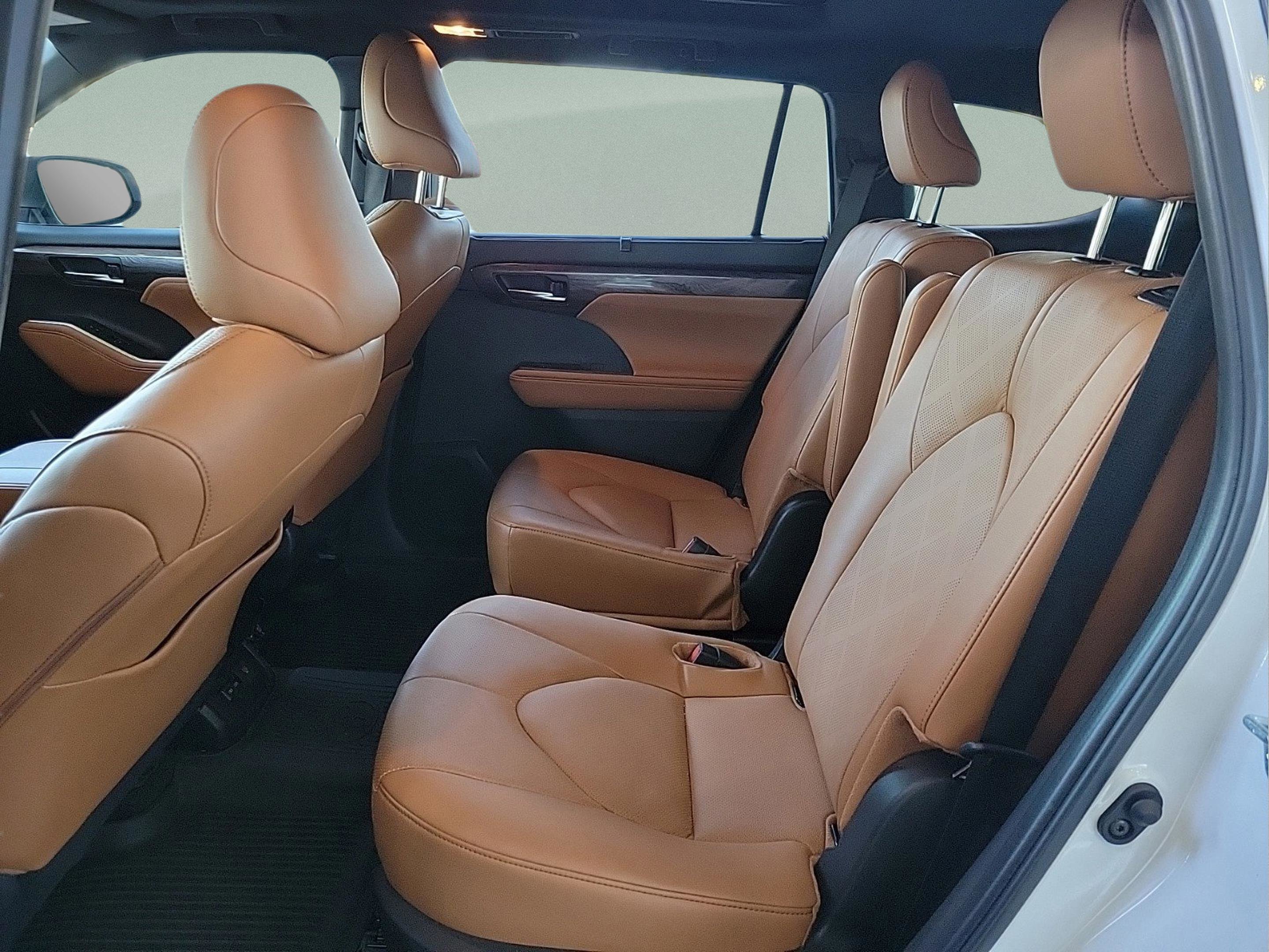 Used 2024 Toyota Highlander Platinum image 12