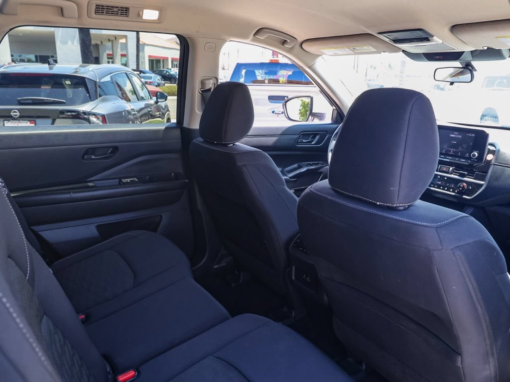 Used 2024 Nissan Pathfinder SV FWD image 17