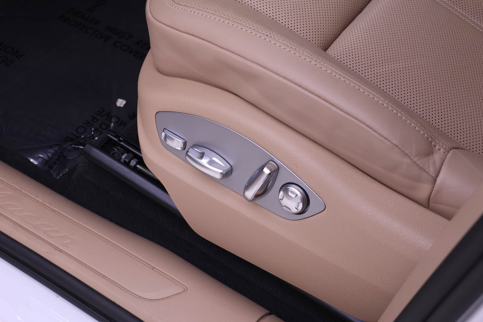 Used 2025 Porsche Macan AWD/4WD image 22