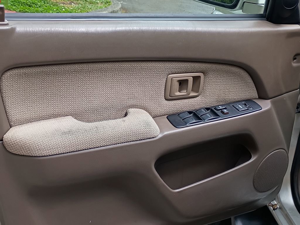 Used 2000 Toyota 4Runner SR5 AWD/4WD image 13