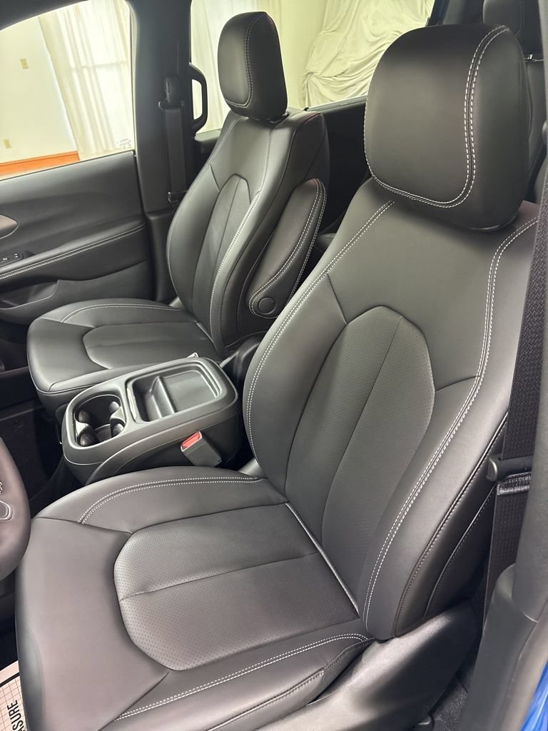 New 2027 Chrysler Pacifica Select FWD image 16