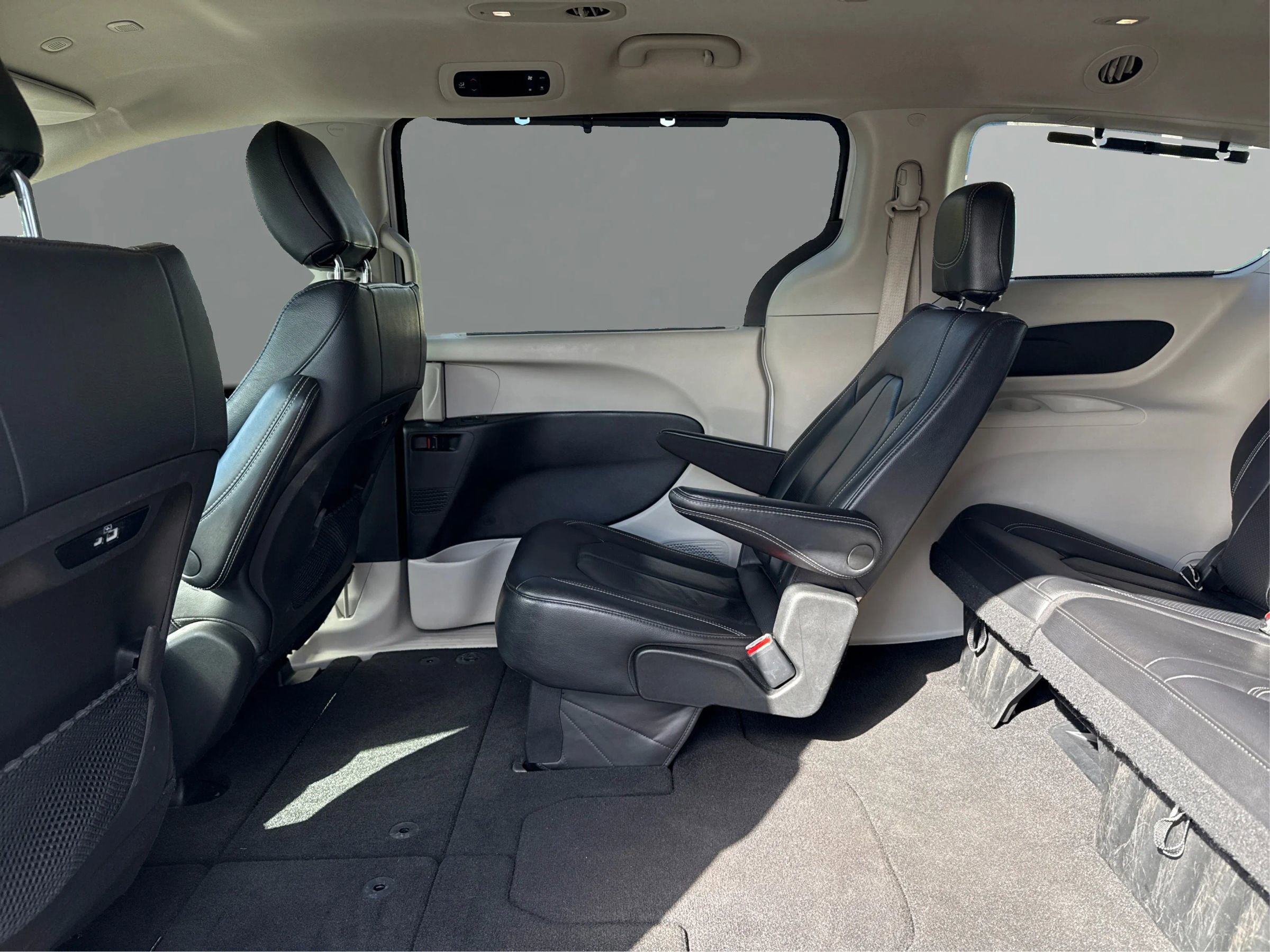 Used 2022 Chrysler Pacifica Touring-L image 10