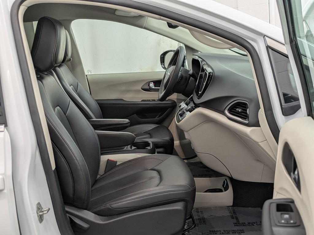 Used 2024 Chrysler Pacifica Touring-L FWD image 18