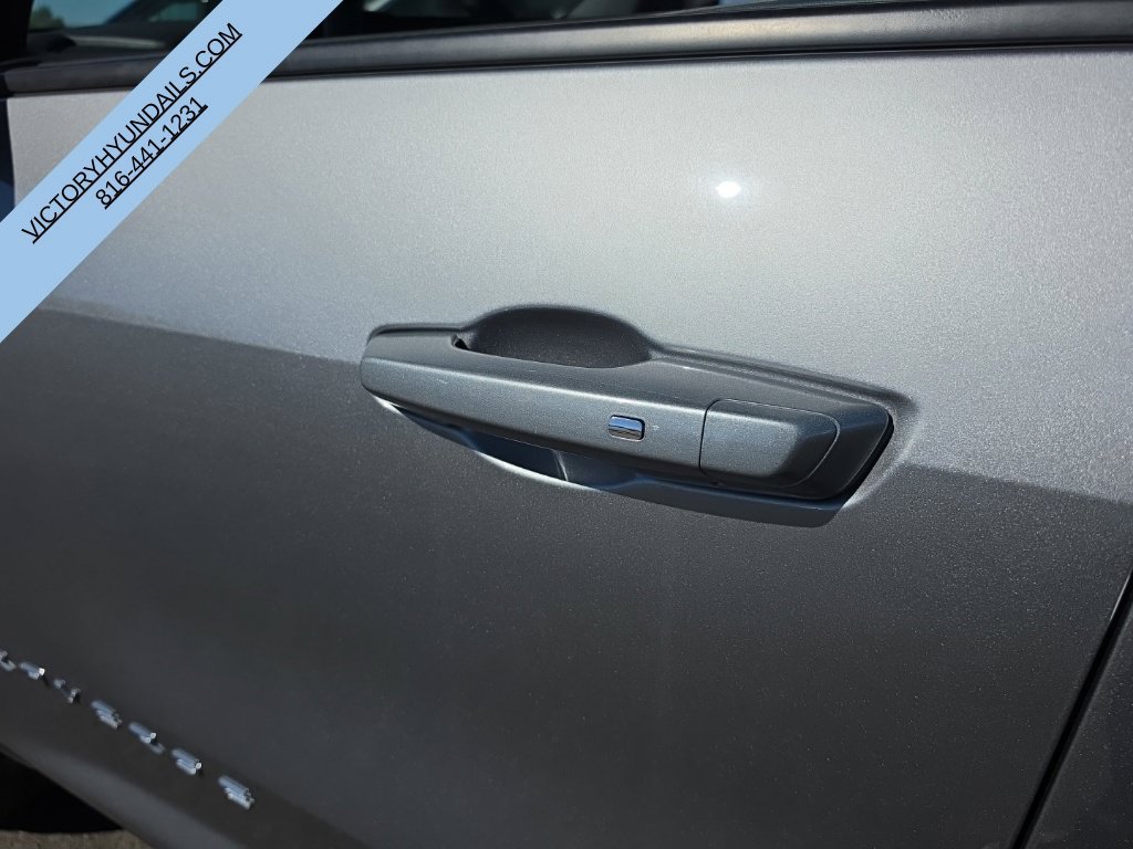 Used 2025 Chevrolet Traverse LT AWD/4WD image 13