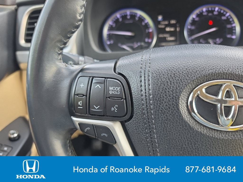 Used 2019 Toyota Highlander XLE AWD/4WD image 16