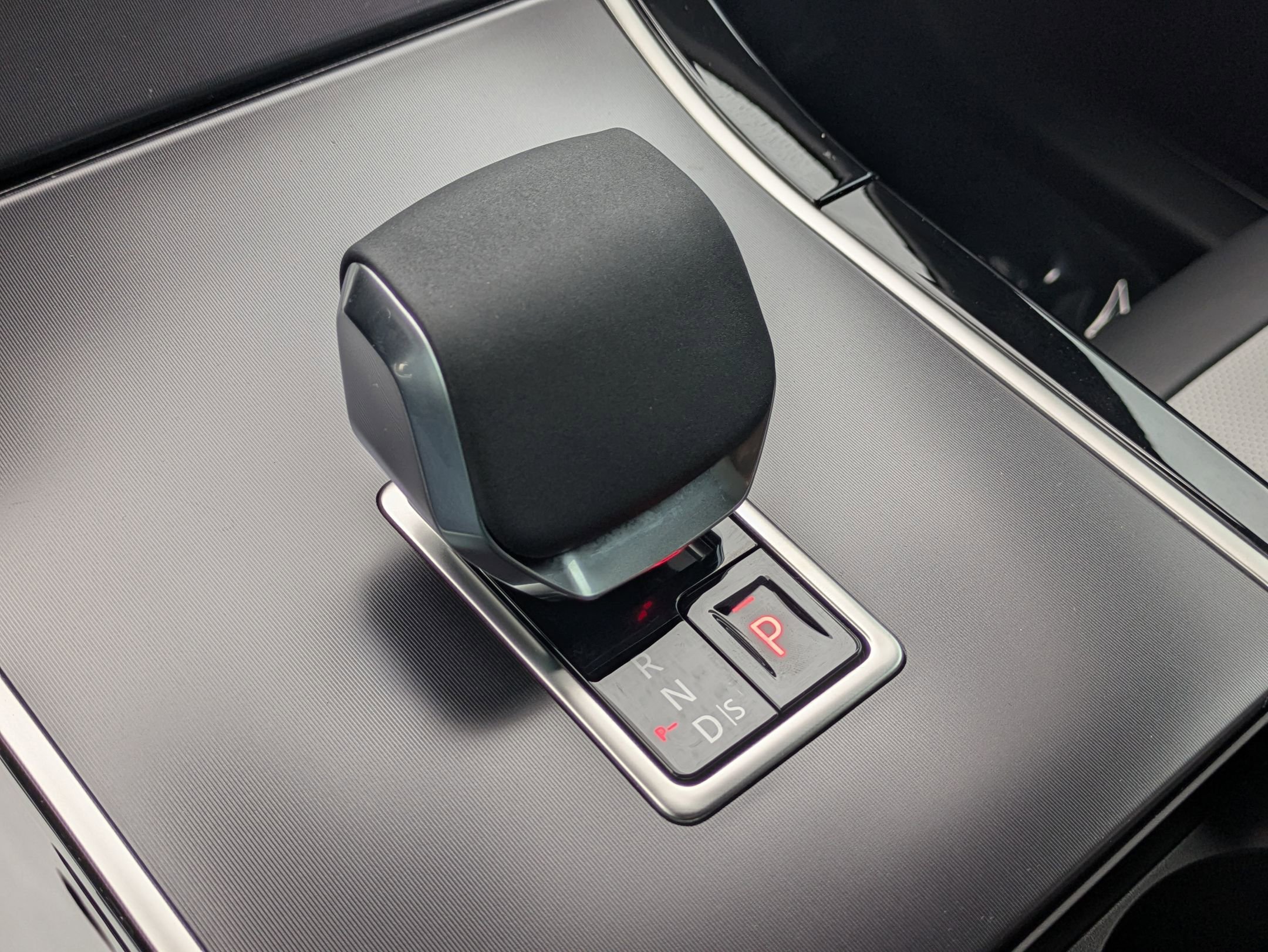 Certified 2026 Land Rover Range Rover Velar Dynamic SE image 15