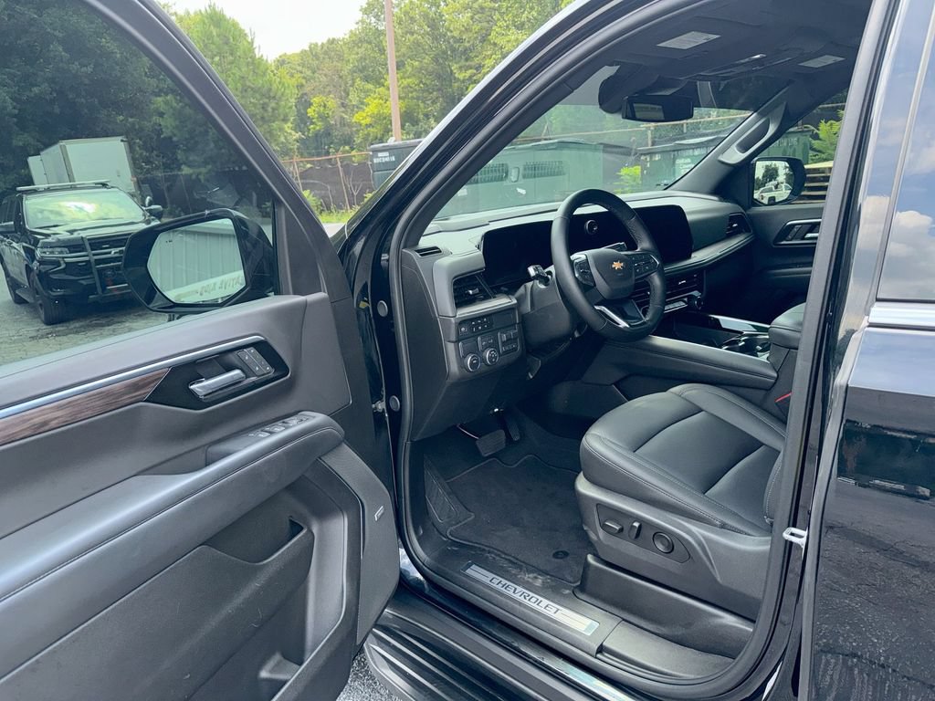 Used 2025 Chevrolet Suburban LT w/ Comfort Package RWD image 13