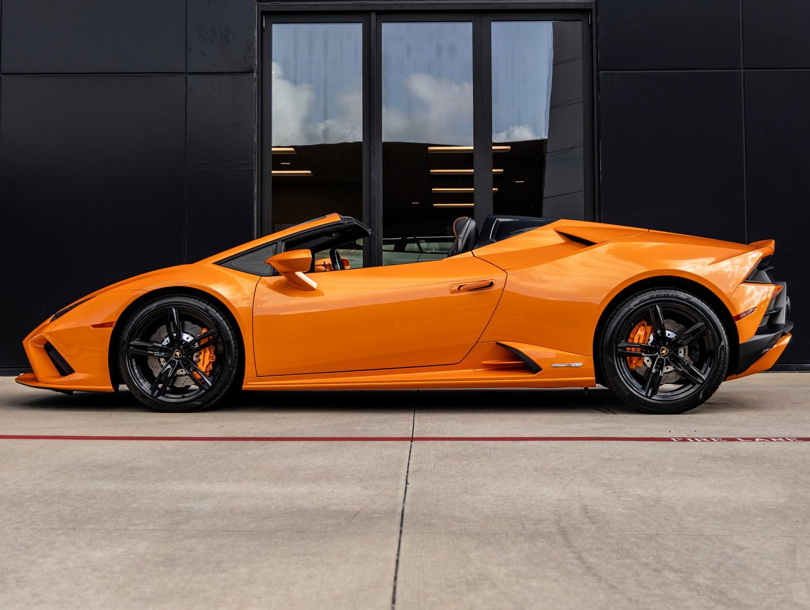 Used 2021 Lamborghini Huracan EVO RWD image 10