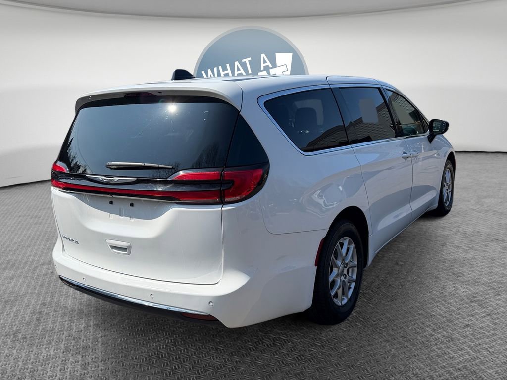 Certified 2024 Chrysler Pacifica Touring-L image 3