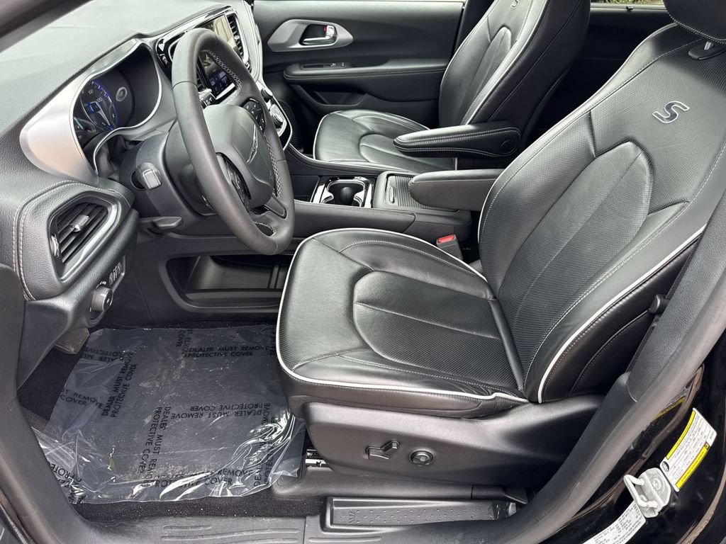 Used 2025 Chrysler Pacifica Limited FWD image 12