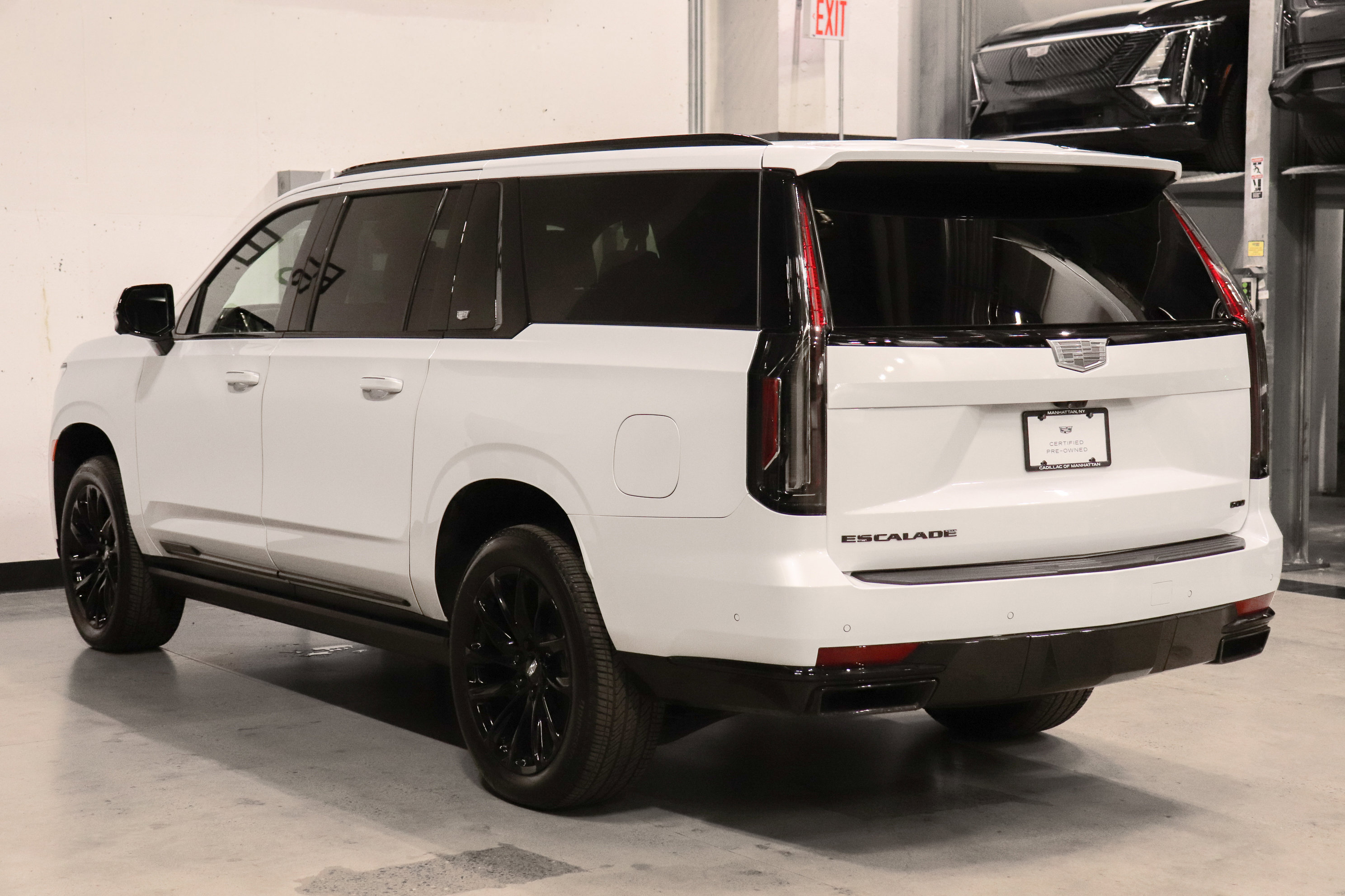 Used 2023 Cadillac Escalade ESV Sport Platinum w/ LPO, ONYX Package image 3