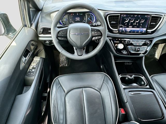 Used 2024 Chrysler Pacifica Premium image 23