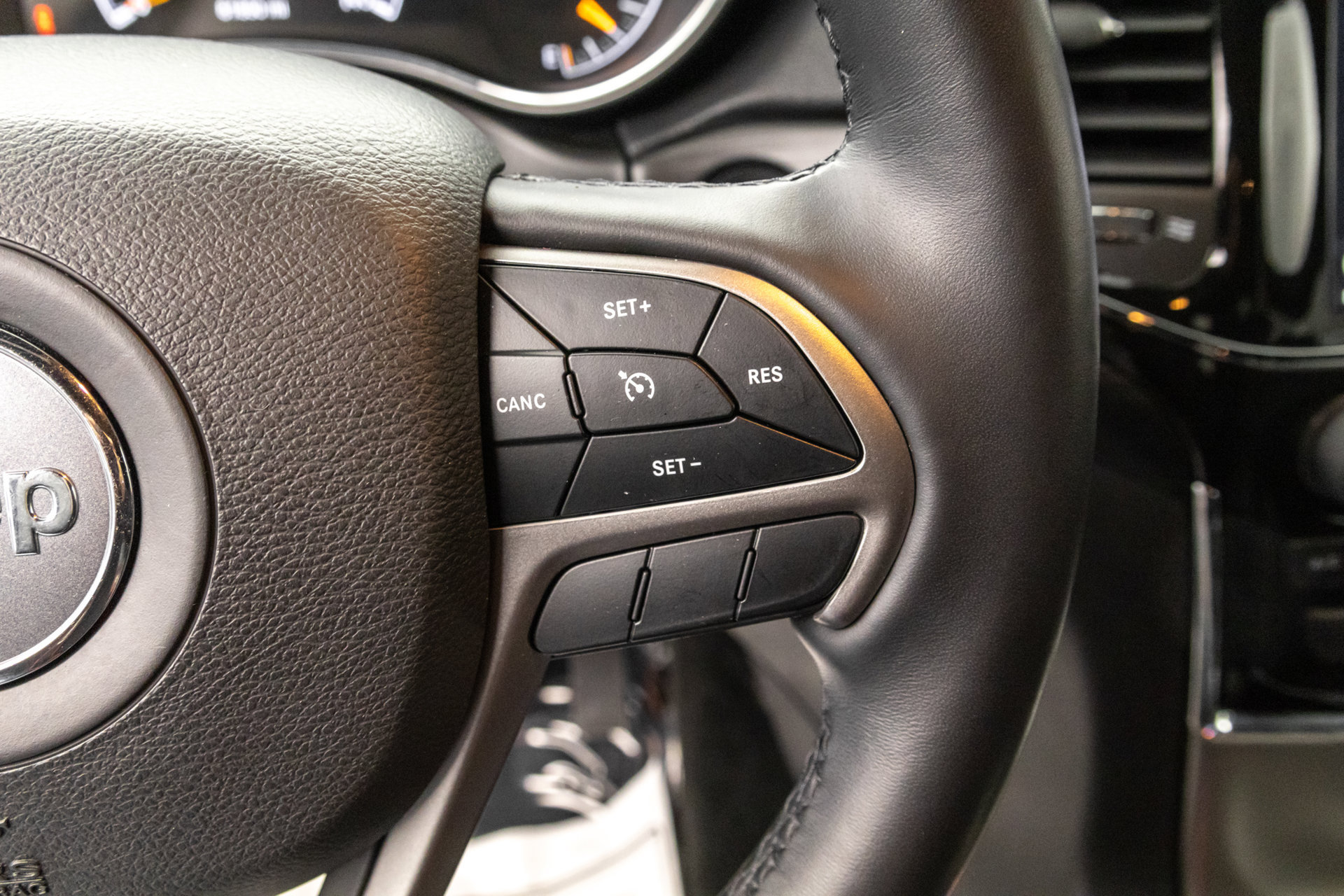 Used 2022 Jeep Grand Cherokee Laredo X AWD/4WD image 24