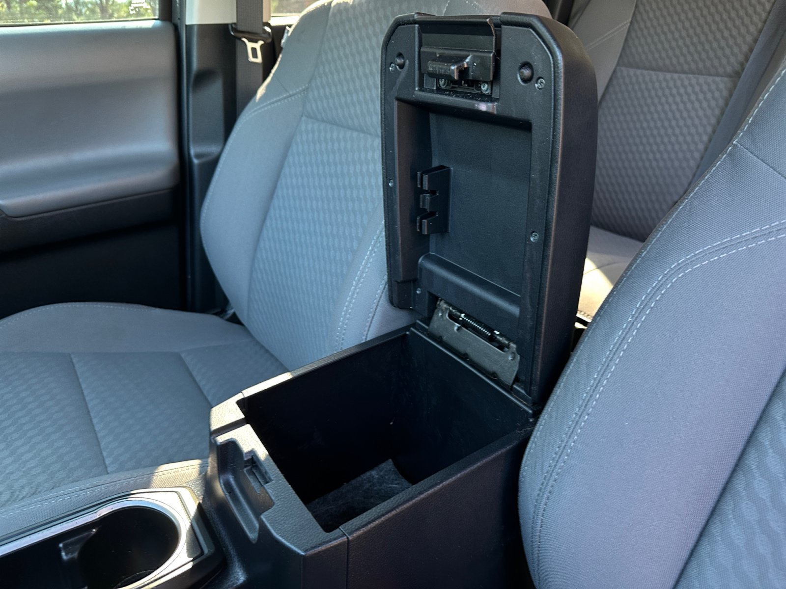 Used 2022 Toyota Tacoma SR w/ SR Convenience Package RWD image 30