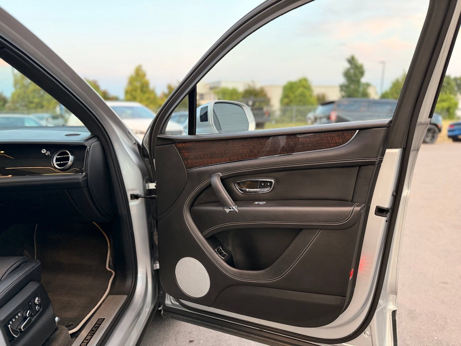 Used 2019 Bentley Bentayga AWD/4WD image 31