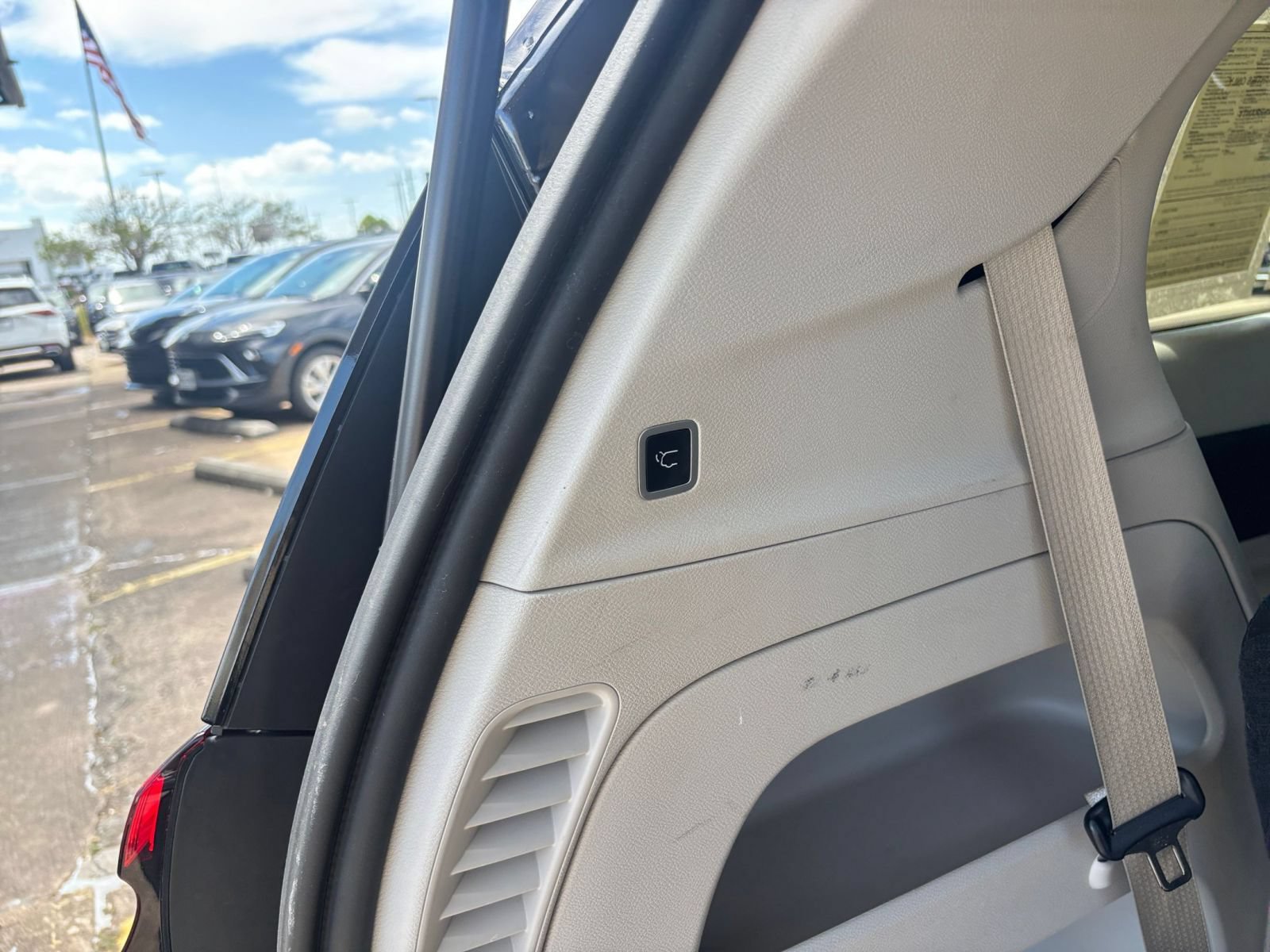 Used 2024 Chrysler Pacifica Touring-L FWD image 22