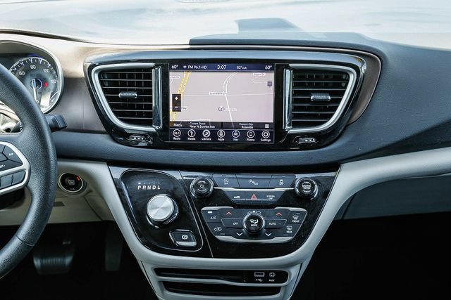Used 2018 Chrysler Pacifica Touring Plus w/ Tire & Wheel Group FWD image 13