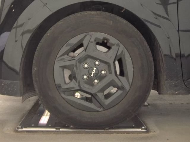 Used 2025 Kia Carnival FWD image 18