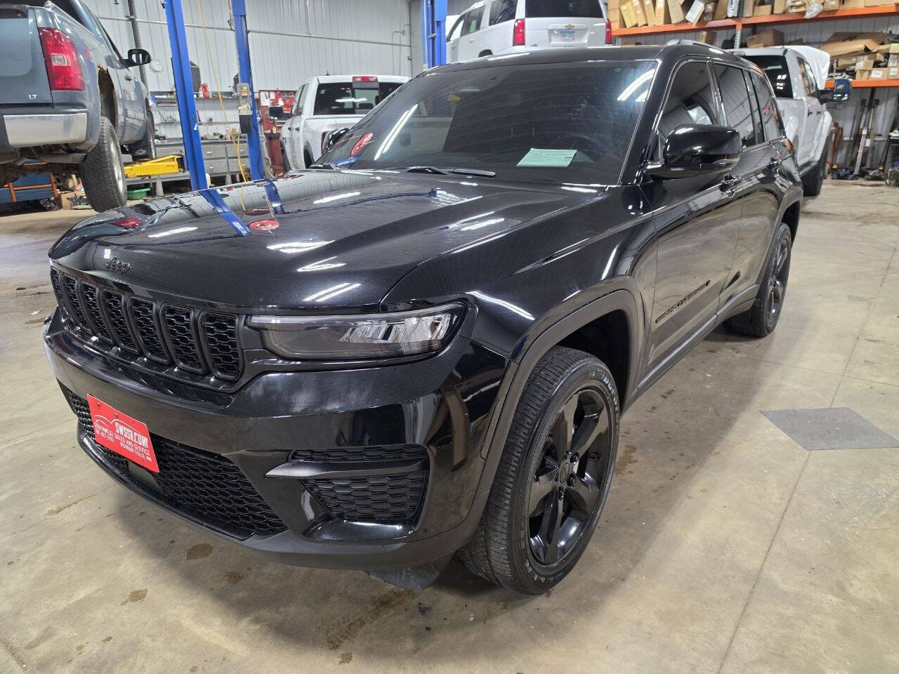 Used 2023 Jeep Grand Cherokee Altitude AWD/4WD image 4