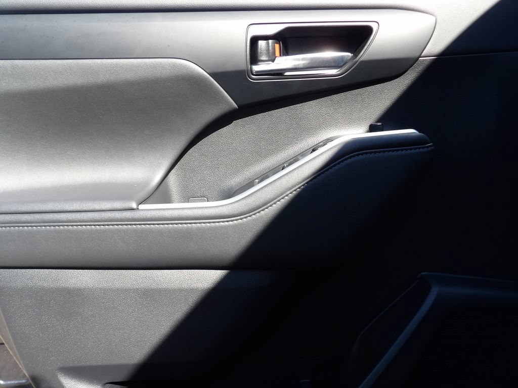 Used 2021 Toyota Highlander XLE FWD image 11