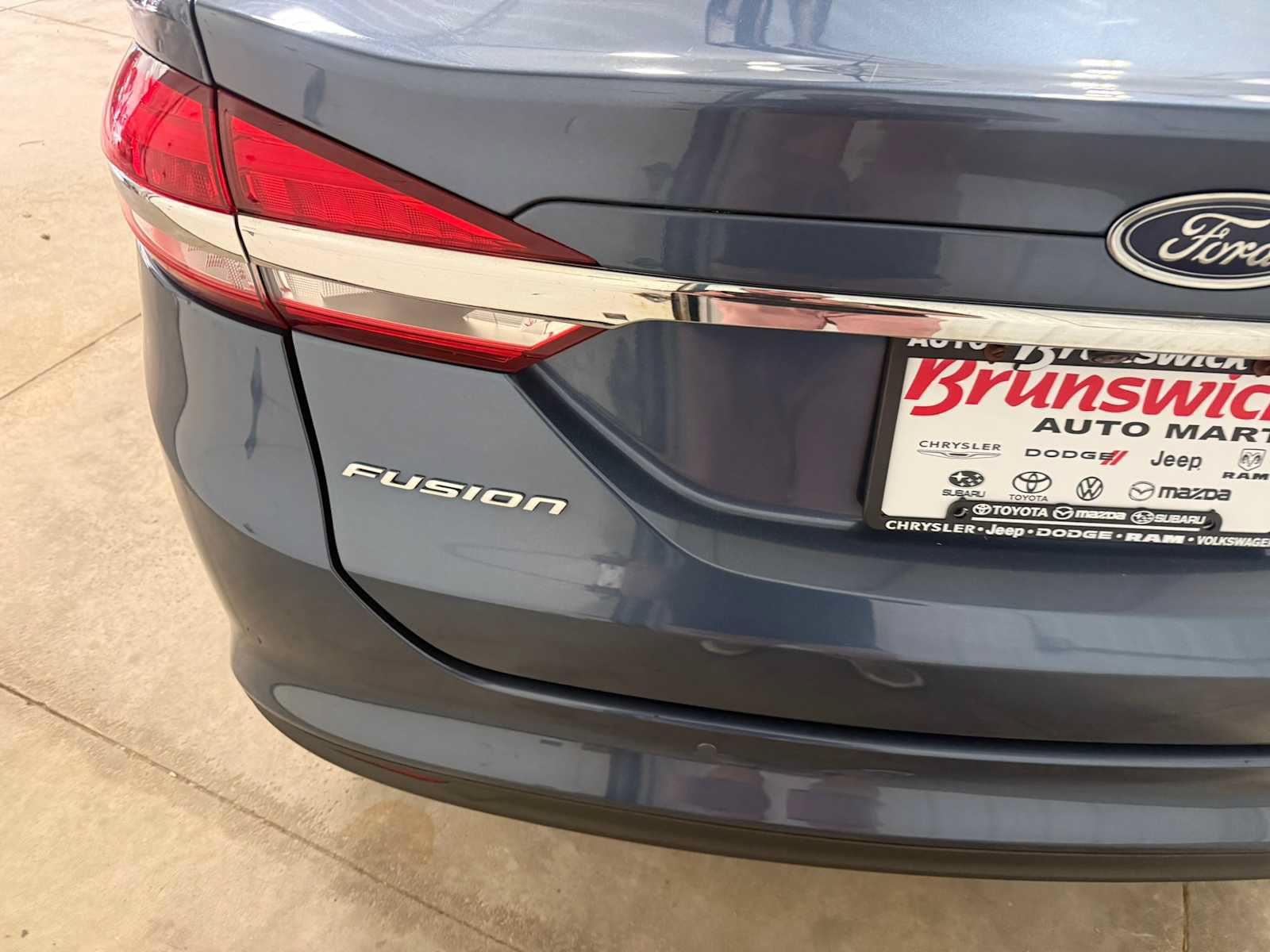 Used 2018 Ford Fusion SE w/ Fusion SE Technology Package FWD image 17