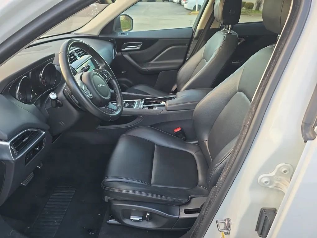 Used 2019 Jaguar F-PACE Premium image 2