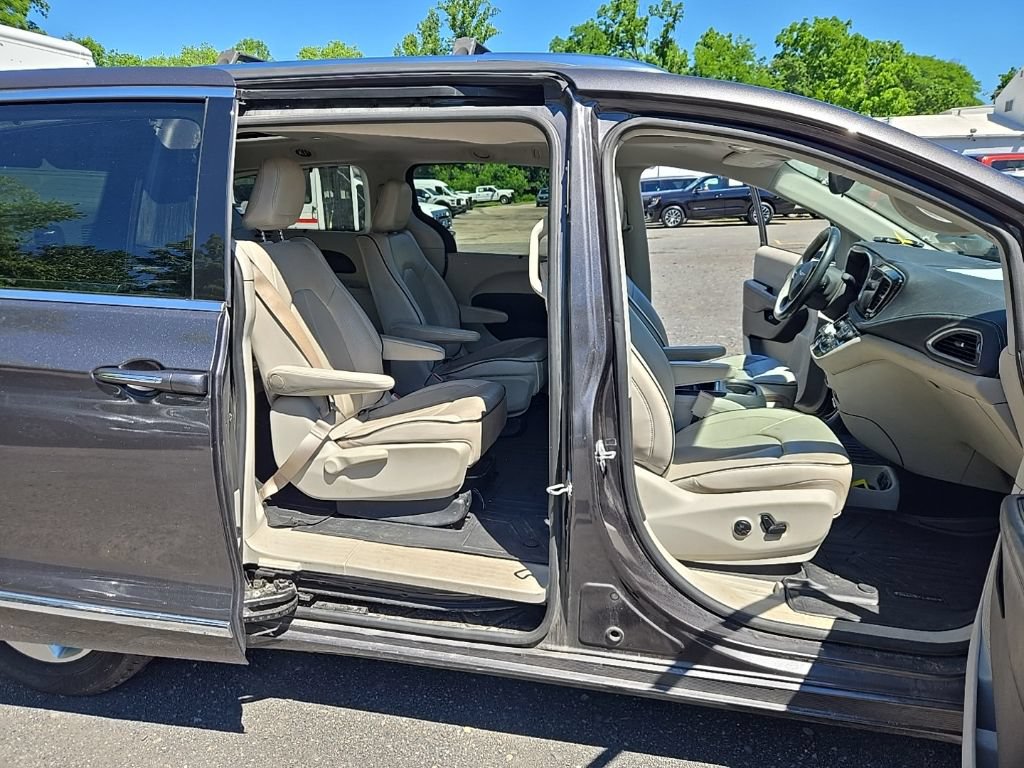 Used 2017 Chrysler Pacifica Platinum FWD image 13