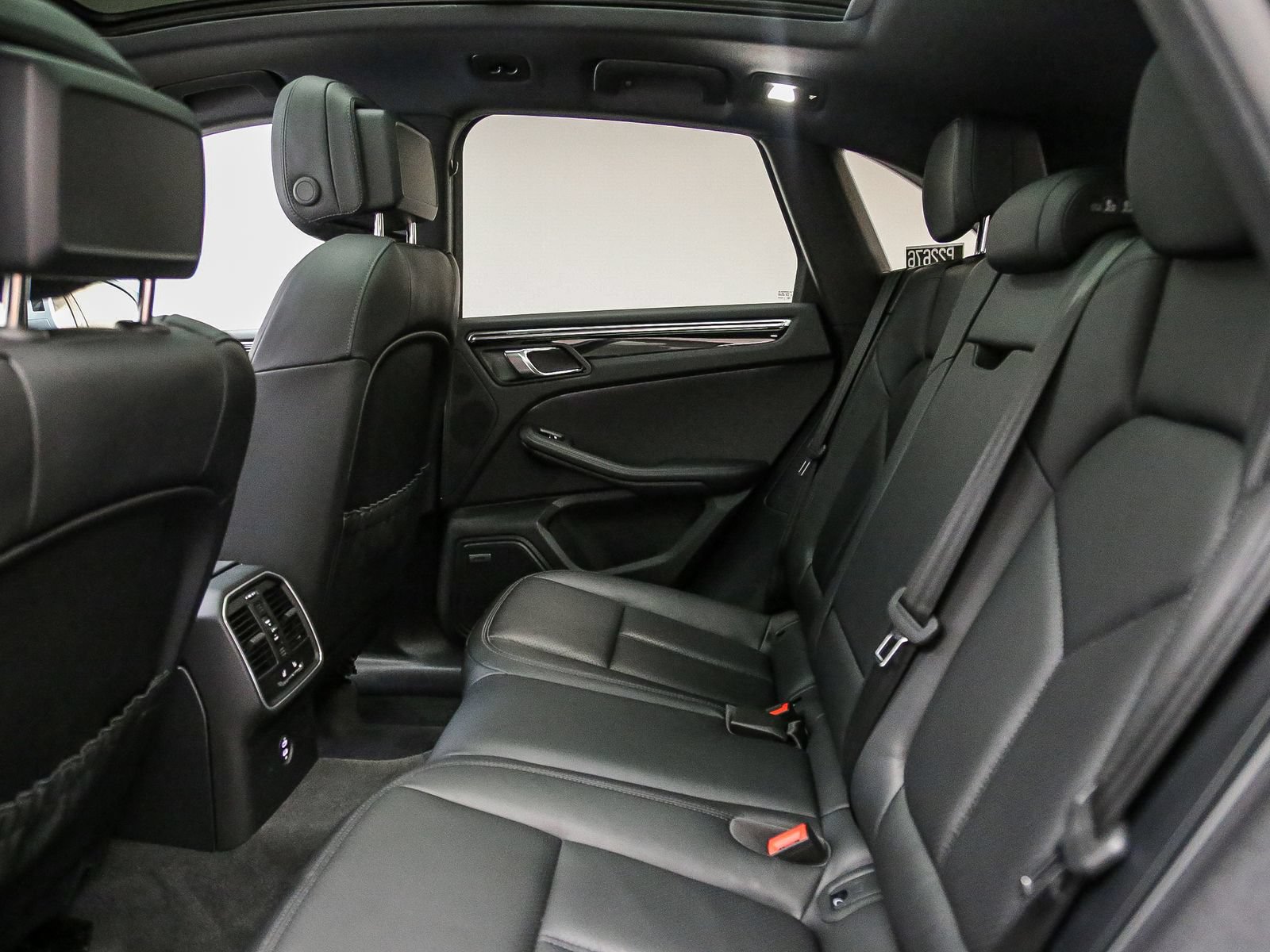 Certified 2026 Porsche Macan AWD/4WD image 23