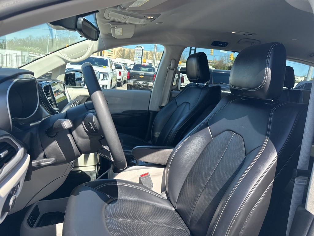 Used 2024 Chrysler Pacifica Touring-L image 16