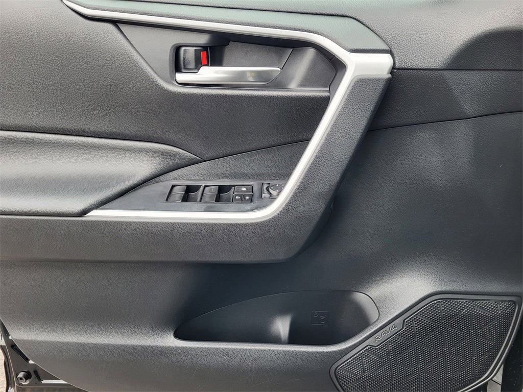 Used 2020 Toyota RAV4 XLE image 18