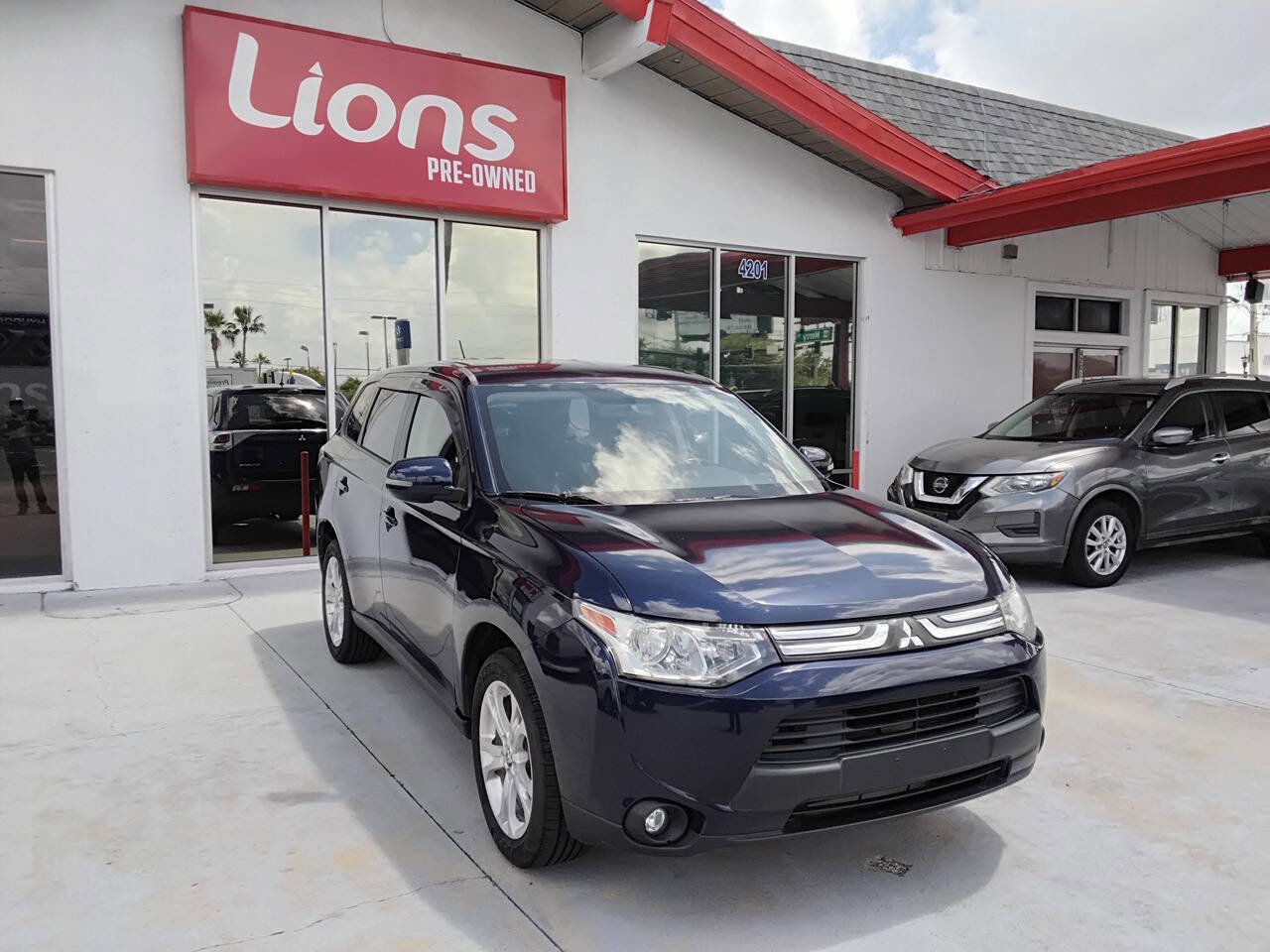 Used 2014 Mitsubishi Outlander SE image 2