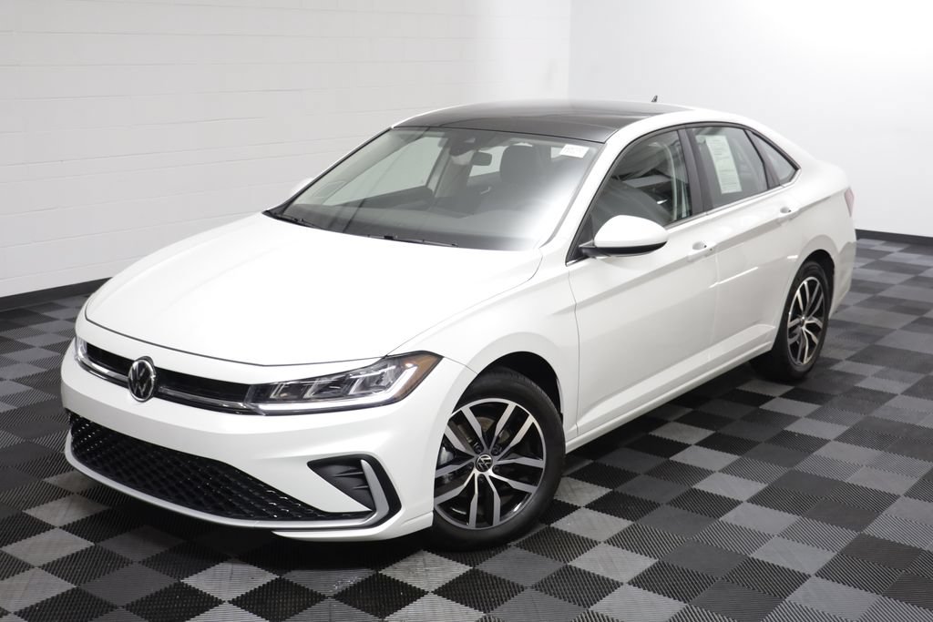 Used 2025 Volkswagen Jetta SE w/ Sunroof Package FWD image 2