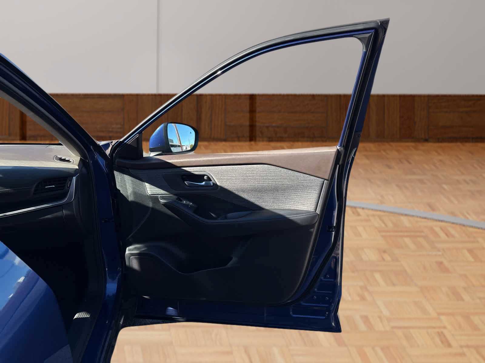 Used 2023 Nissan Rogue SV image 31